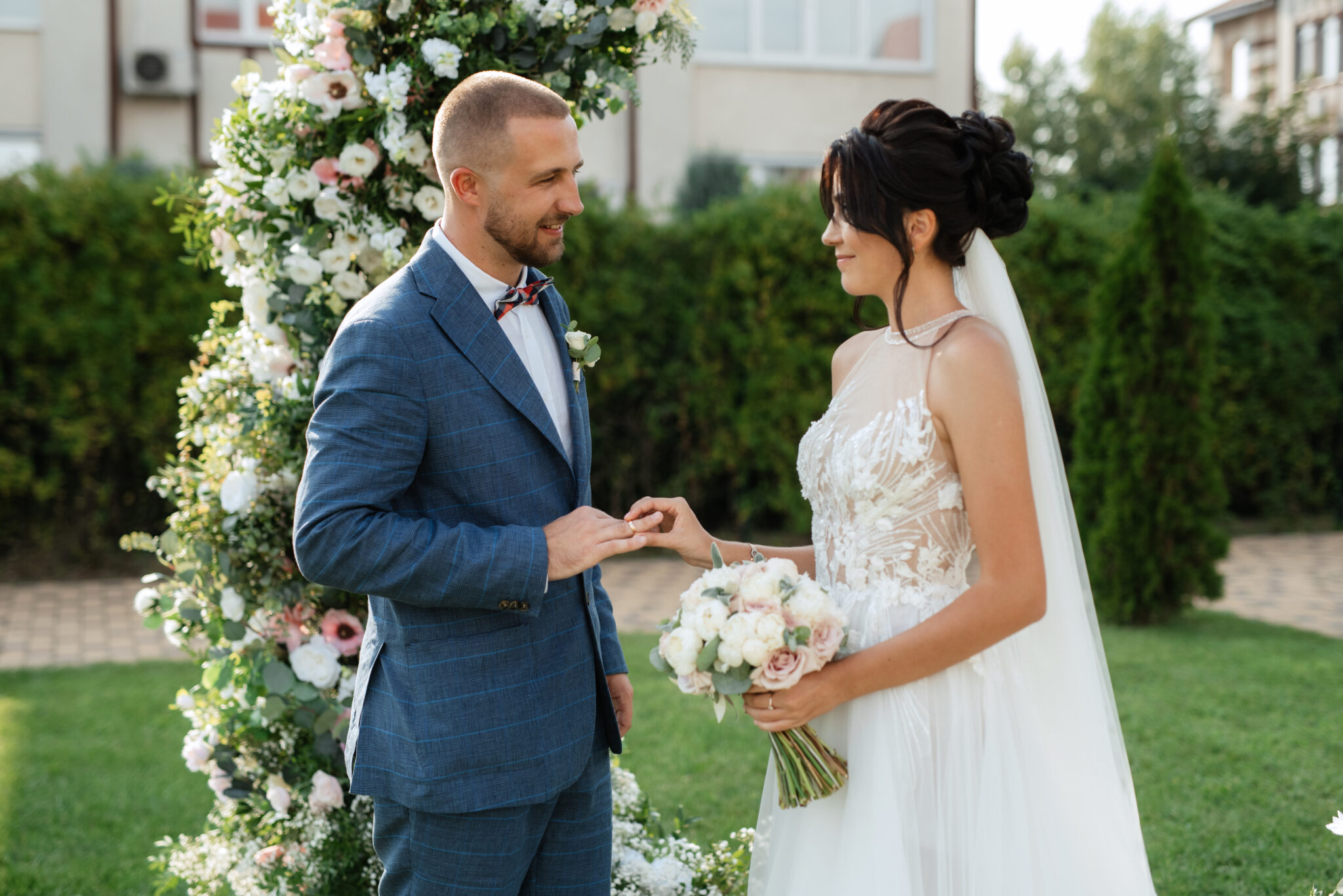 Brautpaar bei ihrer Zeremonie, Gartenhochzeit