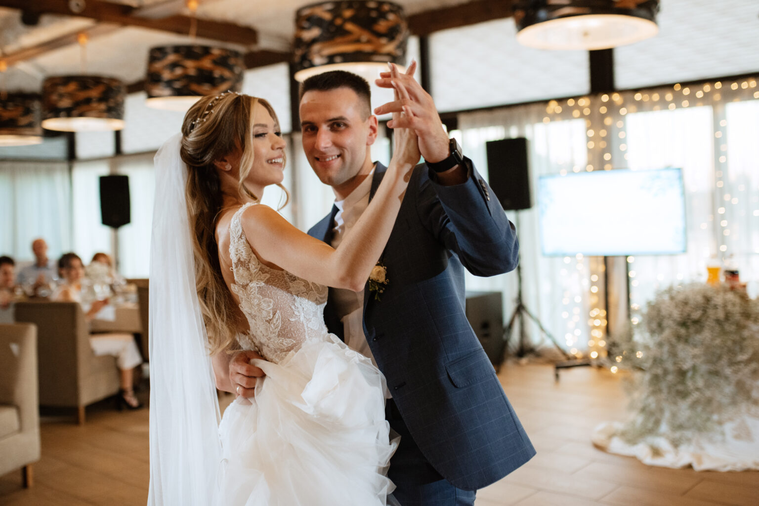 Brautpaar bei ihrem Hochzeitstanz in der Location