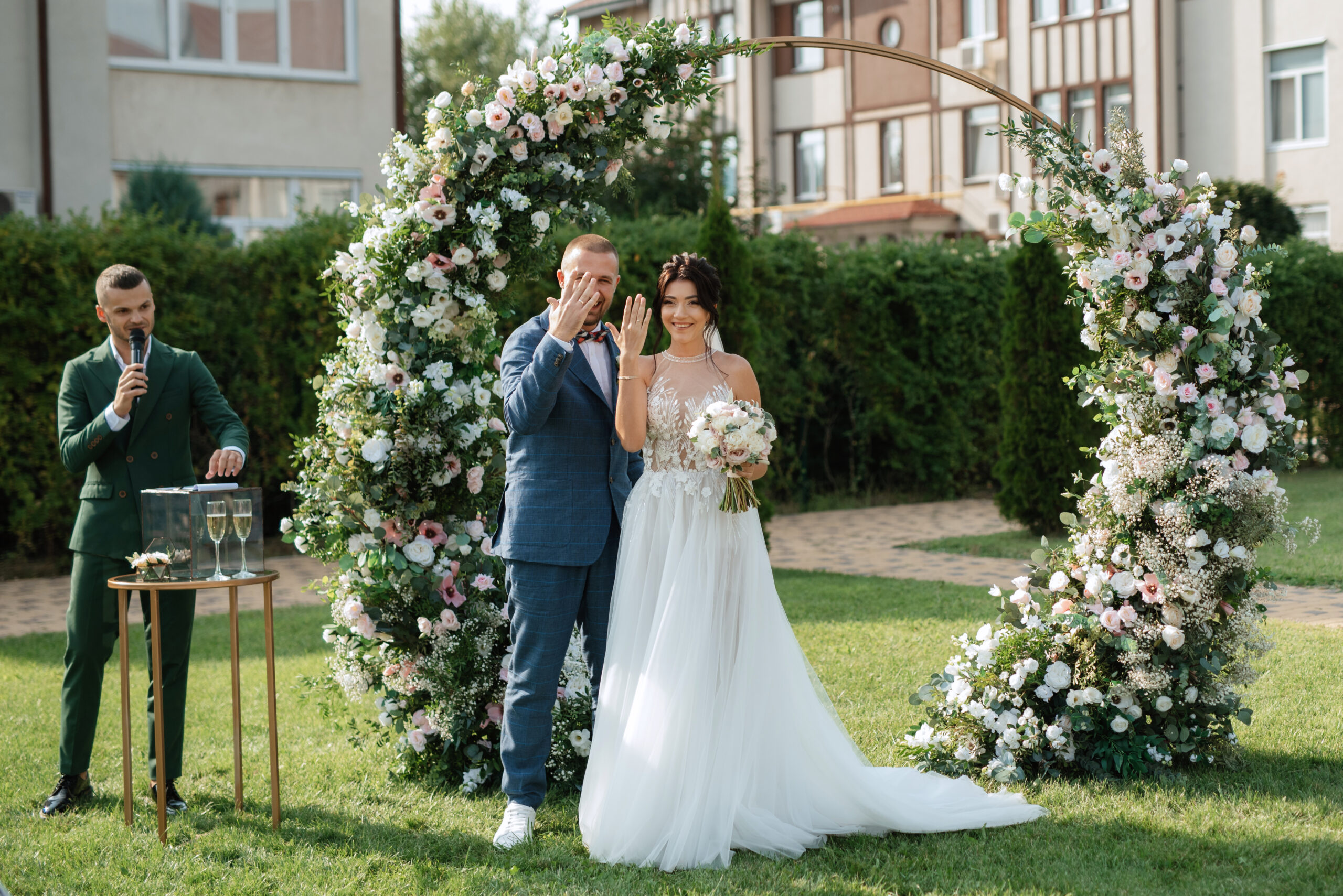 Braut und Bräutigam frisch verheiratet, Gartenhochzeit. grün