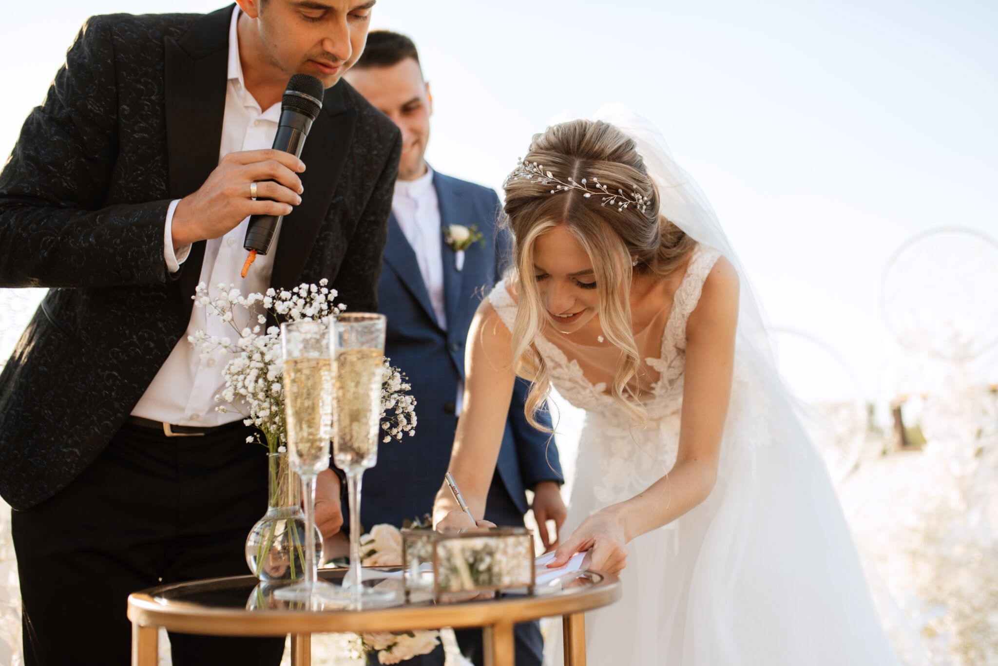 Braut und Bräutigam geben Unterschrift ab, Hochzeit am Pier